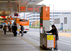 Haneda Airport Limousine bus stop. An average of approximately 10,000 people uses the bus service each day.